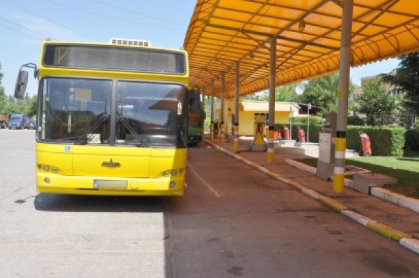 A căzut în nas, după ce şoferul RATC i-a făcut favoarea să oprească dincolo de staţie